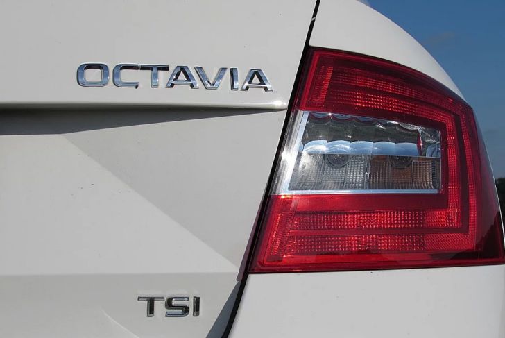 автомобиль Skoda Octavia, задний фонарь