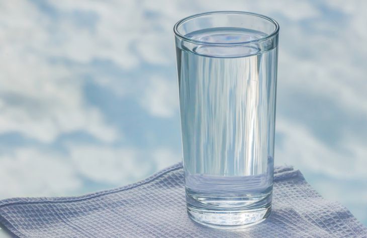 Медики рассказали, почему следует пить воду натощак