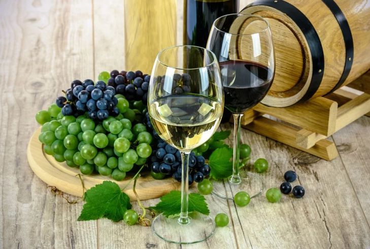 бокалы вина, виноград