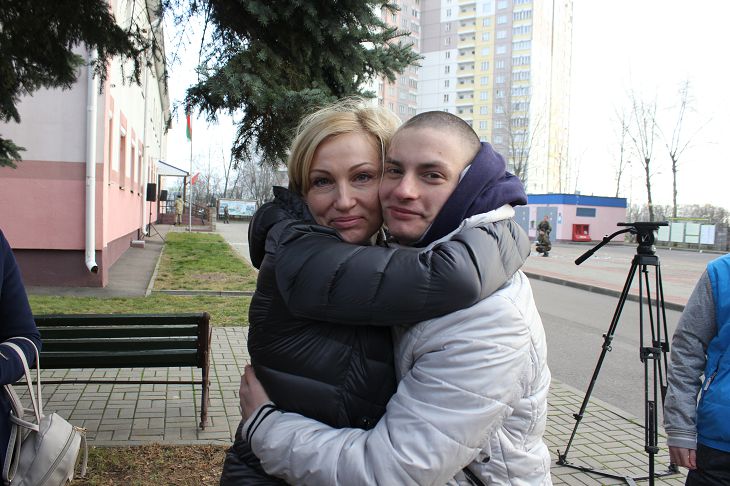 молодые люди обнимаются