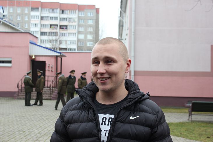 парня призывают в армию