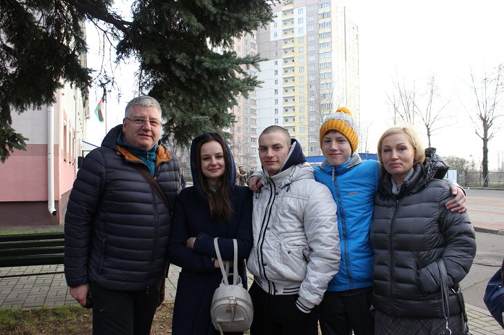 семья провожает служить сына